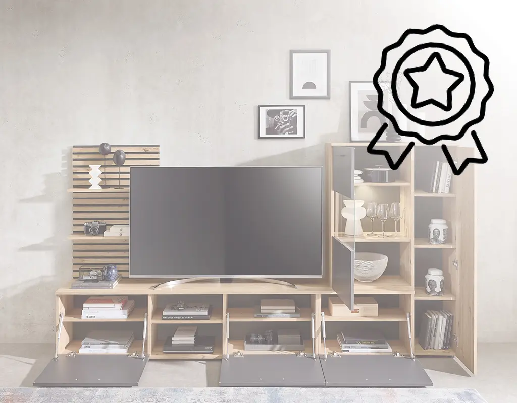 Moderne Wohnwand aus Holz mit dekorativen Elementen und geöffneten Stauraumlösungen, ergänzt durch ein Qualitätssiegel Symbol. Hochwertige Möbel mit geprüfter Qualität und stilvollem Design.